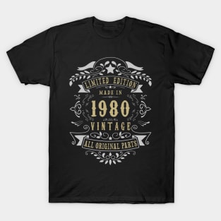 39 years old Made in 1980 39th Birthday Gift T-Shirt